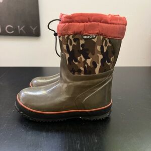 Bogs Kids Olive Green Camo Rain Boots with Coral Trim